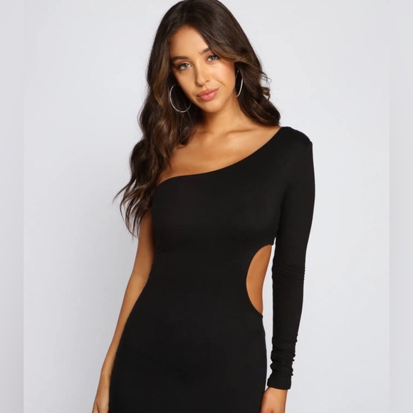 Elegant Black Cut-Out Dress - Picture 3 of 4